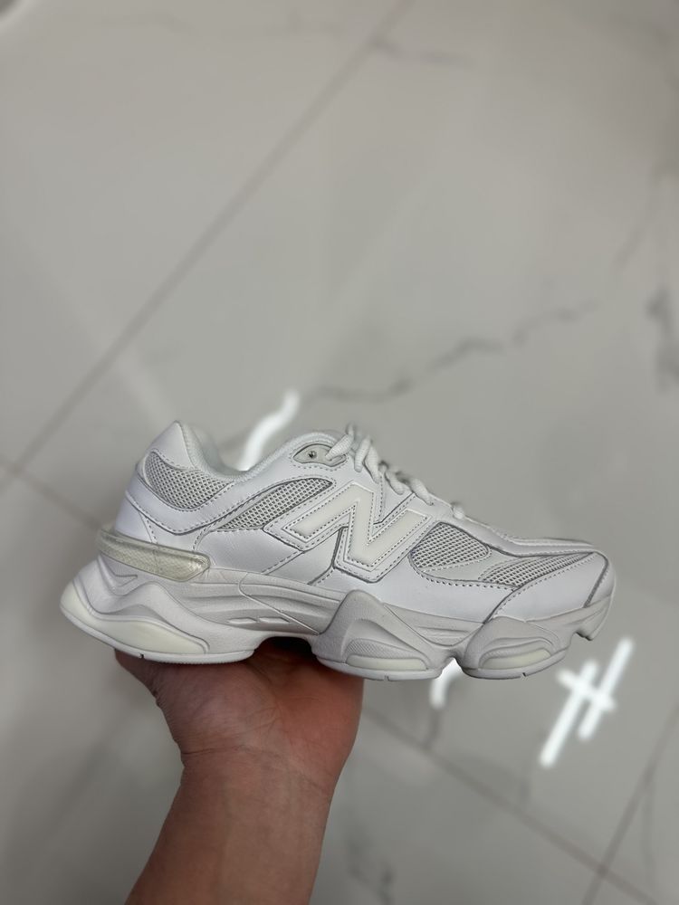 Triple White Leather — изцяло бял, кожа